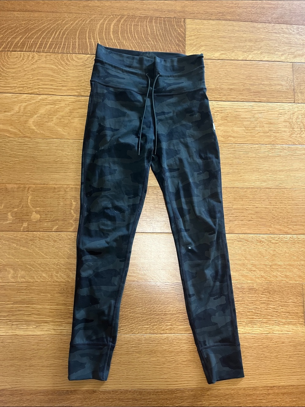 Vuori daily green camo legging small